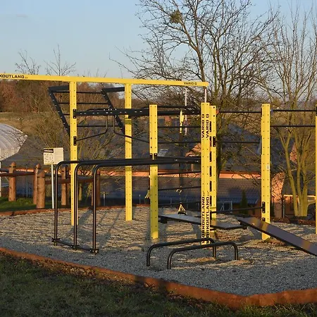 בית חווה Horse Riding - Jezdecky Areal Tršice