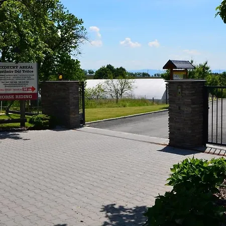 Horse Riding - Jezdecky Areal בית חווה