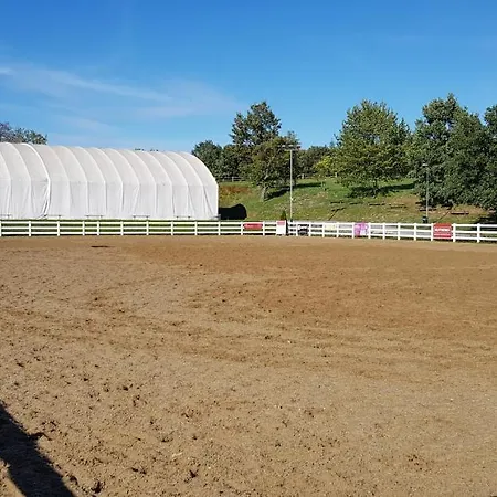Horse Riding - Jezdecky Areal בית חווה
