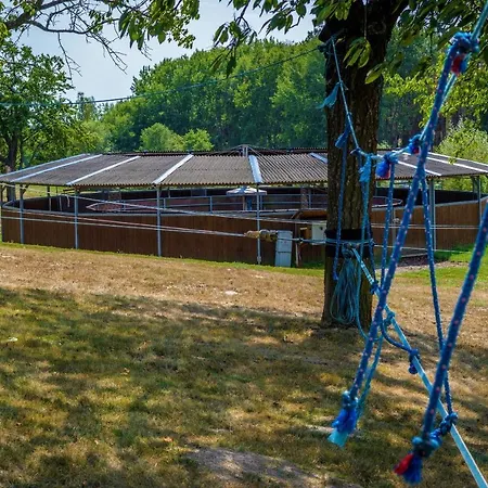 Horse Riding - Jezdecky Areal בית חווה